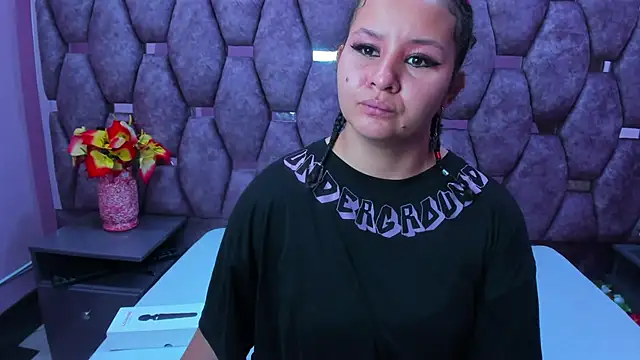 Snapshot of AlaSmith chatting on November 11, 2:33 am AlaSmith online show from November 11, 2:33 am