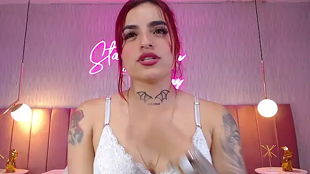 Snapshot of valeriee_millerr_ chatting on December 13, 7:32 pm valeriee millerr online show from December 13, 7:32 pm