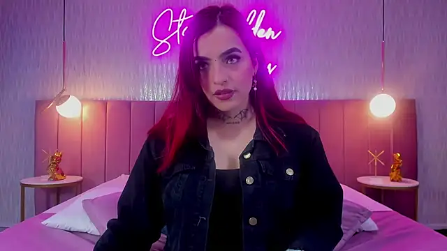 Snapshot of valeriee_millerr_ chatting on January 7, 6:35 pm valeriee millerr online show from January 7, 6:35 pm