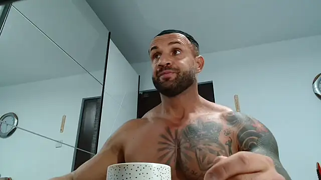 Snapshot of Magnificmuscles89 chatting on April 20, 10:29 am Magnificmuscles89 online show from April 20, 10:29 am