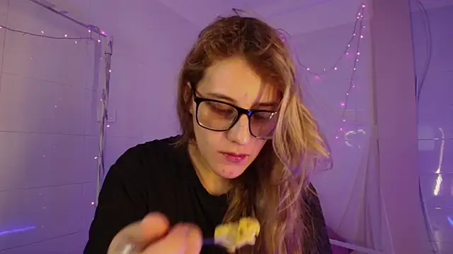 Giia paiige18 online show from February 17, 1:18 pm