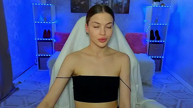 EmmyMills online show from February 8, 9:34 am