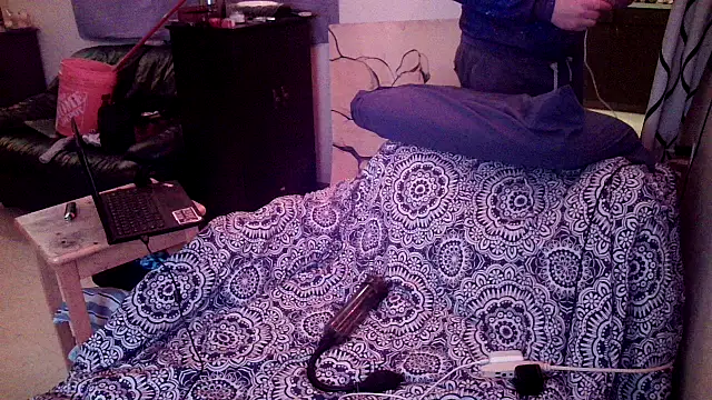 Snapshot of Mic_Oxinner chatting on January 1, 11:27 am Mic Oxinner online show from January 1, 11:27 am