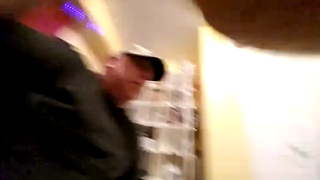 Snapshot of Mic_Oxinner chatting on November 1, 10:28 am Mic Oxinner online show from November 1, 10:28 am