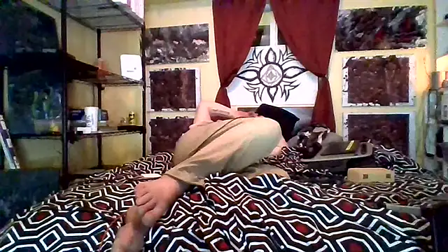 Snapshot of Mic_Oxinner chatting on November 16, 6:41 am Mic Oxinner online show from November 16, 6:41 am