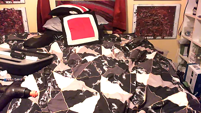 Snapshot of Mic_Oxinner chatting on December 4, 7:39 am Mic Oxinner online show from December 4, 7:39 am