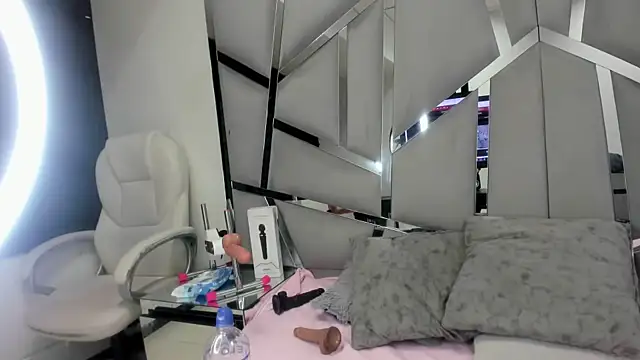 Snapshot of Catherinee69_x chatting on December 15, 7:35 am Catherinee69 x online show from December 15, 7:35 am