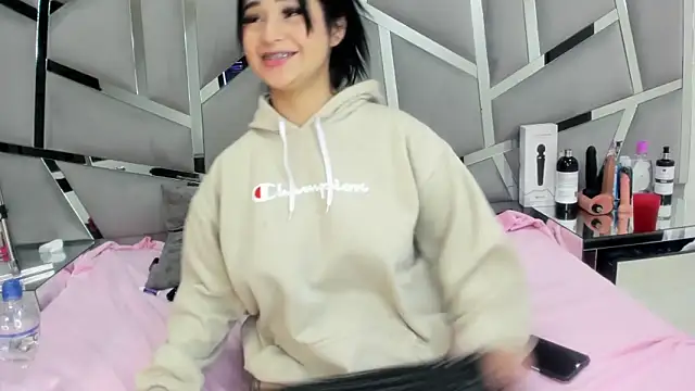 Snapshot of Catherinee69_x chatting on December 16, 9:35 am Catherinee69 x online show from December 16, 9:35 am