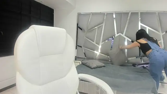 Snapshot of Catherinee69_x chatting on January 6, 1:53 am Catherinee69 x online show from January 6, 1:53 am