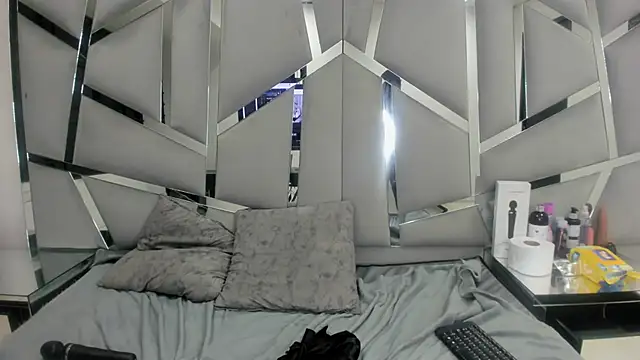 Snapshot of Catherinee69_x chatting on January 9, 10:52 am Catherinee69 x online show from January 9, 10:52 am