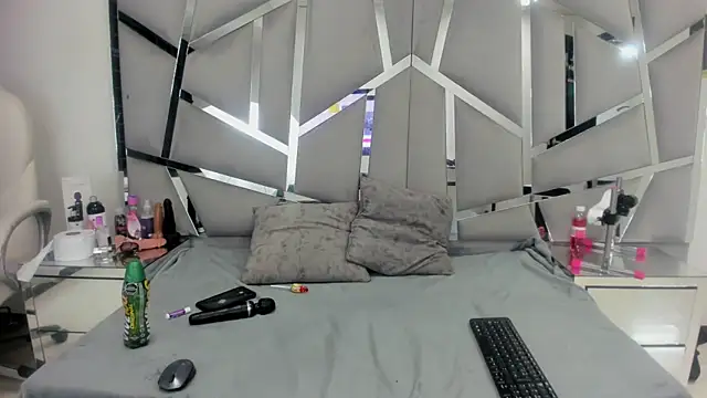 Snapshot of Catherinee69_x chatting on January 13, 4:39 am Catherinee69 x online show from January 13, 4:39 am