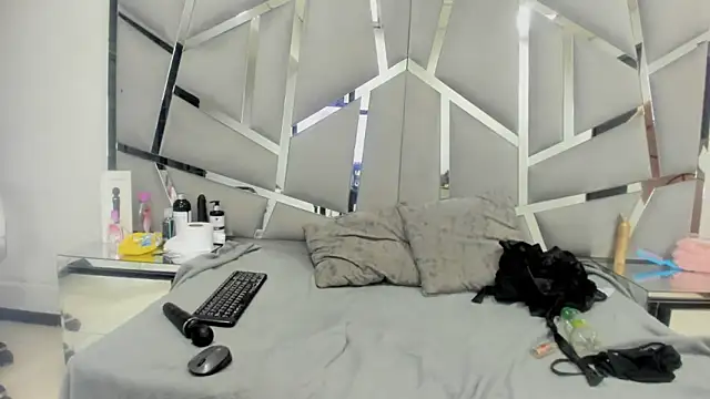 Snapshot of Catherinee69_x chatting on January 15, 9:24 am Catherinee69 x online show from January 15, 9:24 am