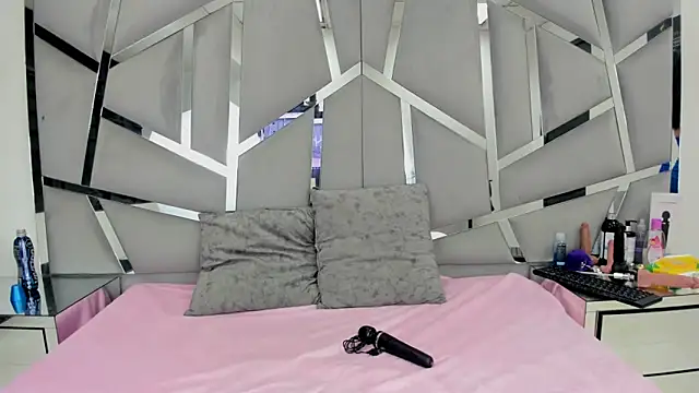 Snapshot of Catherinee69_x chatting on January 29, 2:51 am Catherinee69 x online show from January 29, 2:51 am