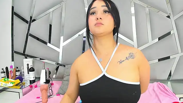 Snapshot of Catherinee69_x chatting on February 5, 8:11 am Catherinee69 x online show from February 5, 8:11 am