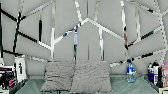 Snapshot of Catherinee69_x chatting on February 12, 4:12 am Catherinee69 x online show from February 12, 4:12 am