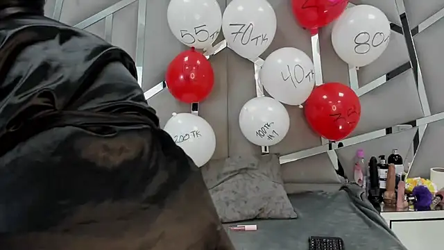 Snapshot of Catherinee69_x chatting on February 15, 8:33 am Catherinee69 x online show from February 15, 8:33 am