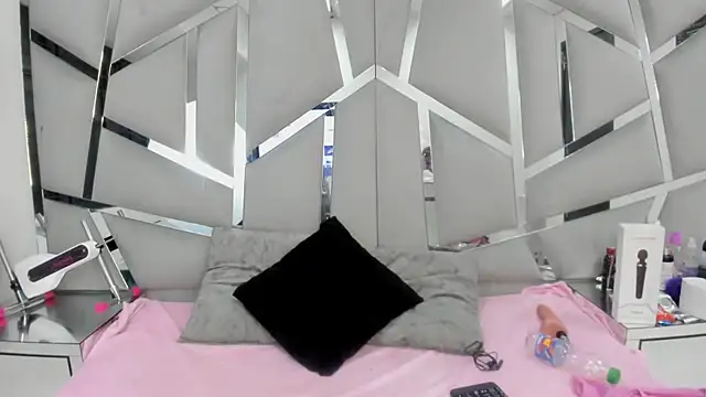 Snapshot of Catherinee69_x chatting on February 24, 3:23 am Catherinee69 x online show from February 24, 3:23 am