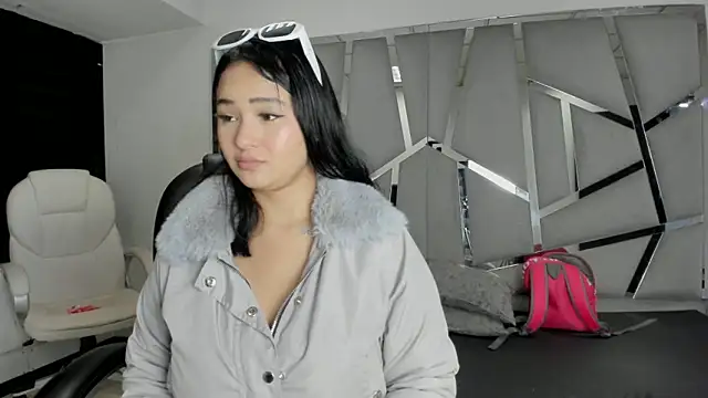 Snapshot of Catherinee69_x chatting on October 13, 4:45 am Catherinee69 x online show from October 13, 4:45 am