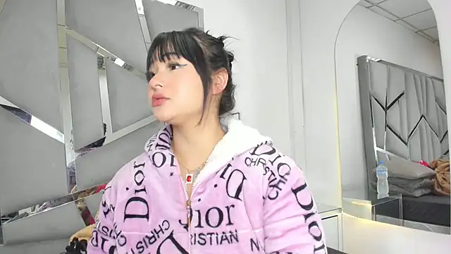 Snapshot of Catherinee69_x chatting on October 18, 3:53 am Catherinee69 x online show from October 18, 3:53 am