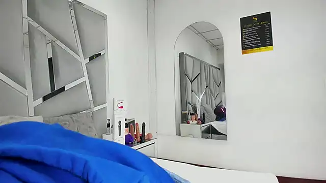 Snapshot of Catherinee69_x chatting on October 27, 3:43 am Catherinee69 x online show from October 27, 3:43 am