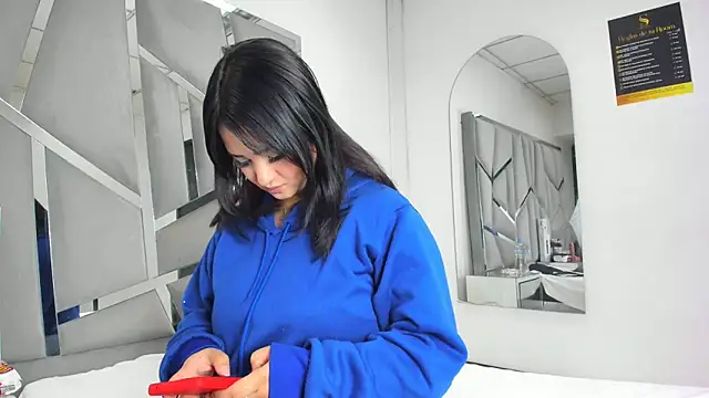 Snapshot of Catherinee69_x chatting on October 28, 4:05 am Catherinee69 x online show from October 28, 4:05 am