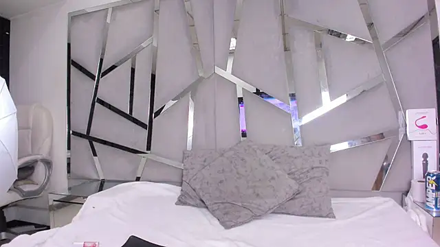 Snapshot of Catherinee69_x chatting on October 30, 4:03 am Catherinee69 x online show from October 30, 4:03 am