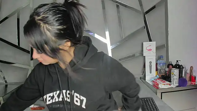 Snapshot of Catherinee69_x chatting on November 26, 4:46 am Catherinee69 x online show from November 26, 4:46 am