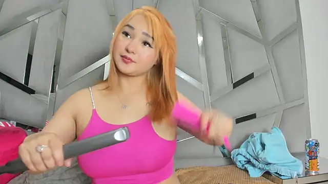 Snapshot of Catherinee69_x chatting on December 2, 3:34 am Catherinee69 x online show from December 2, 3:34 am