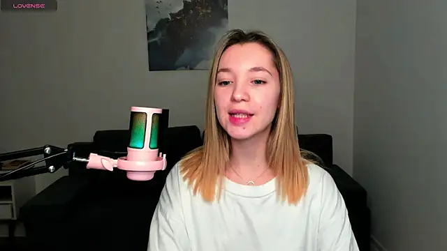 MiaThaine online show from December 22, 1:23 am