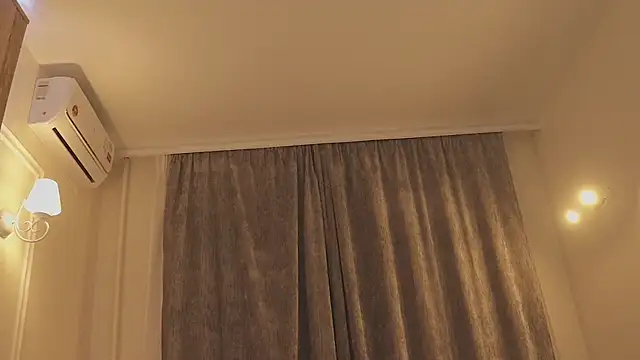 MiaThaine online show from February 5, 3:27 pm