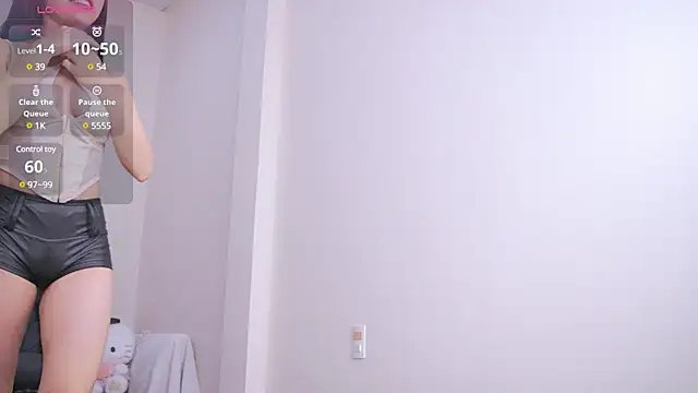 Snapshot of Miuzxc chatting on February 9, 8:11 am Miuzxc online show from February 9, 8:11 am