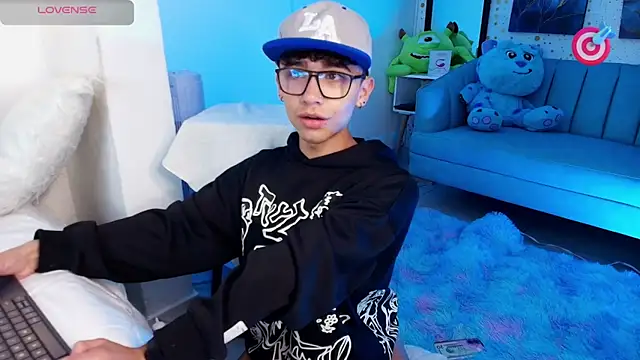 Snapshot of Niico_Cruz chatting on February 28, 8:20 am Niico Cruz online show from February 28, 8:20 am