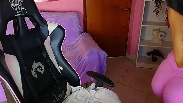 Snapshot of keity_moon chatting on June 20, 6:44 pm keity moon online show from June 20, 6:44 pm