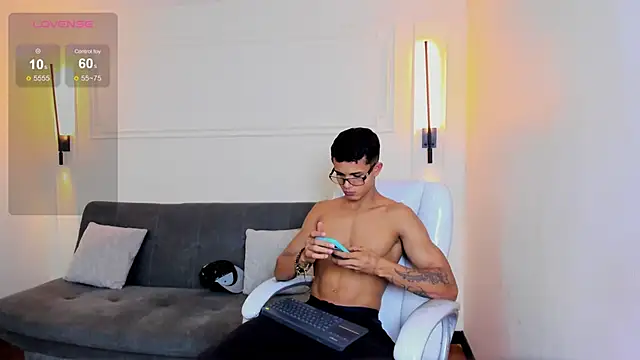 Snapshot of Paradise_boy_s chatting on November 12, 9:47 pm Paradise boy s online show from November 12, 9:47 pm