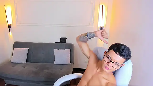 Snapshot of Paradise_boy_s chatting on January 6, 5:16 pm Paradise boy s online show from January 6, 5:16 pm