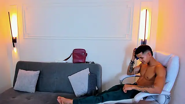 Snapshot of Paradise_boy_s chatting on January 15, 7:50 pm Paradise boy s online show from January 15, 7:50 pm