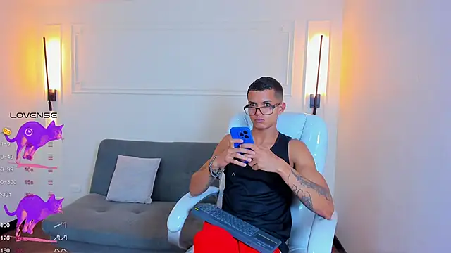 Snapshot of Paradise_boy_s chatting on February 5, 5:17 pm Paradise boy s online show from February 5, 5:17 pm