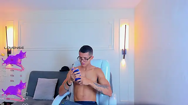 Snapshot of Paradise_boy_s chatting on February 6, 2:09 pm Paradise boy s online show from February 6, 2:09 pm