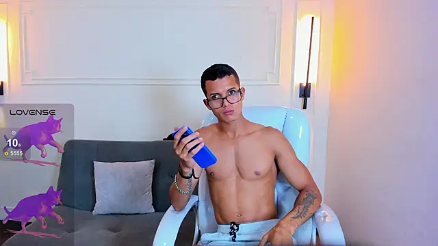 Snapshot of Paradise_boy_s chatting on February 11, 5:40 pm Paradise boy s online show from February 11, 5:40 pm