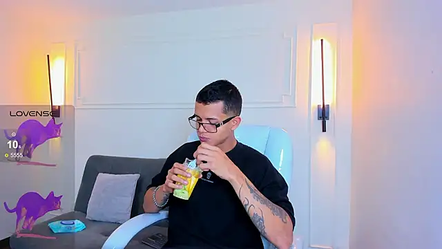 Snapshot of Paradise_boy_s chatting on February 14, 12:46 pm Paradise boy s online show from February 14, 12:46 pm