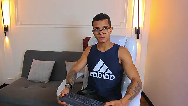 Snapshot of Paradise_boy_s chatting on February 18, 11:11 pm Paradise boy s online show from February 18, 11:11 pm