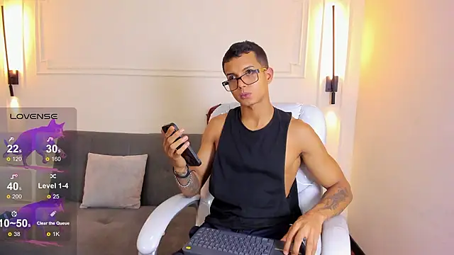 Snapshot of Paradise_boy_s chatting on February 19, 7:54 pm Paradise boy s online show from February 19, 7:54 pm