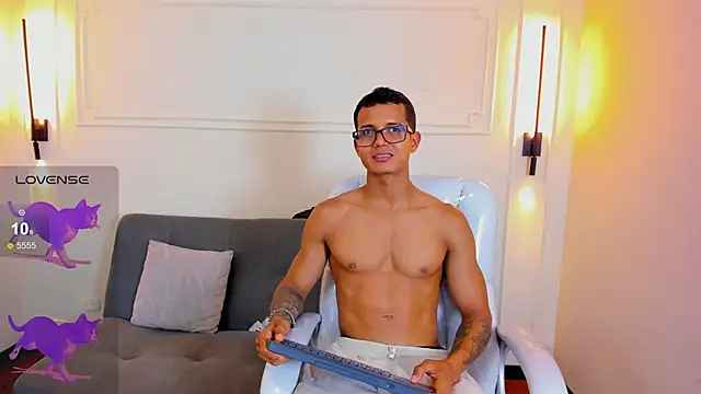 Snapshot of Paradise_boy_s chatting on February 25, 6:50 pm Paradise boy s online show from February 25, 6:50 pm