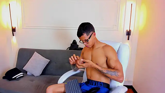 Snapshot of Paradise_boy_s chatting on February 26, 8:19 pm Paradise boy s online show from February 26, 8:19 pm