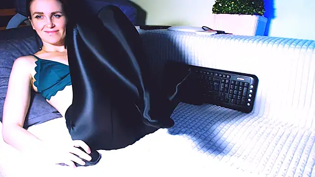 Snapshot of Lina_Owl chatting on December 14, 1:06 am Lina Owl online show from December 14, 1:06 am
