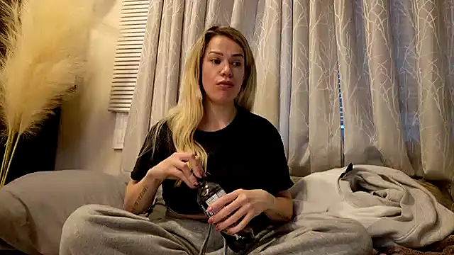 Snapshot of kianaxxx chatting on January 7, 12:13 am kianaxxx online show from January 7, 12:13 am