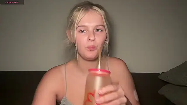 Snapshot of Allylove03 chatting on November 15, 6:33 am Allylove03 online show from November 15, 6:33 am