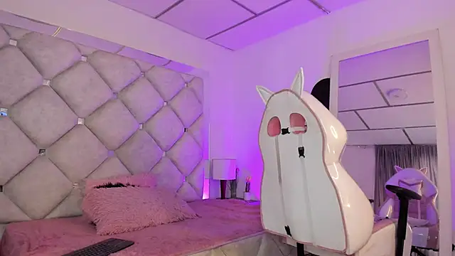 alessiaferry online show from February 3, 5:07 pm