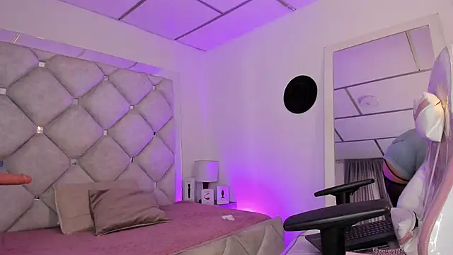 alessiaferry online show from April 7, 5:13 pm