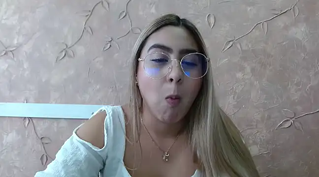 Snapshot of Miabonnett_ chatting on February 11, 4:13 pm Miabonnett online show from February 11, 4:13 pm